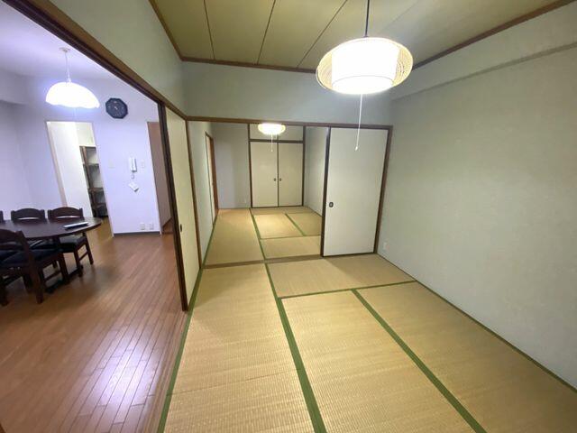 リビング以外の居室／落ち着きのある和室でくつろぎの時間を過ごすことが出来ます。