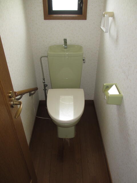 トイレ／２Ｆトイレ、手摺・窓付き