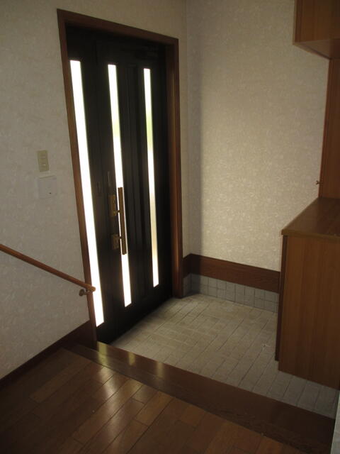 玄関／明るい玄関、手摺付き