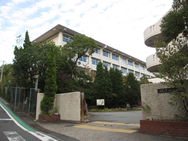 兵庫県立西宮苦楽園高校 (822m)