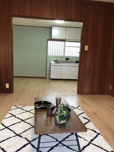 リビング／やっぱり落ち着く木調の壁