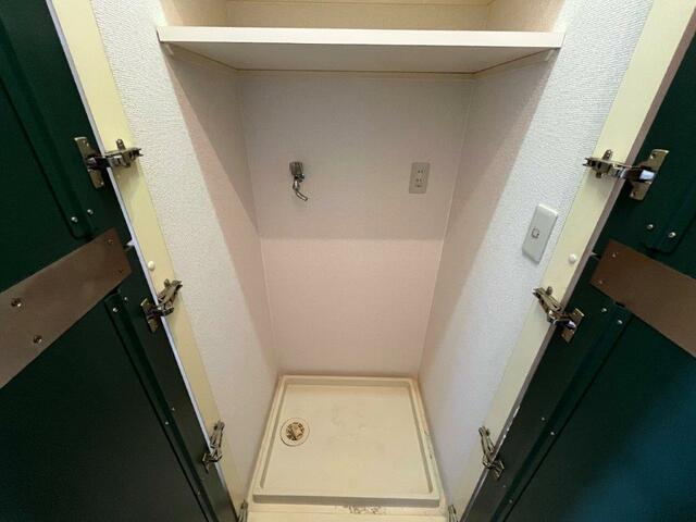 洗面台・洗面所／洗濯機置場は扉で隠されています