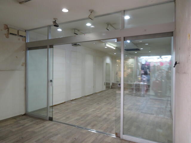 １階の入り口はガラス張り／撮影日2021-03-23