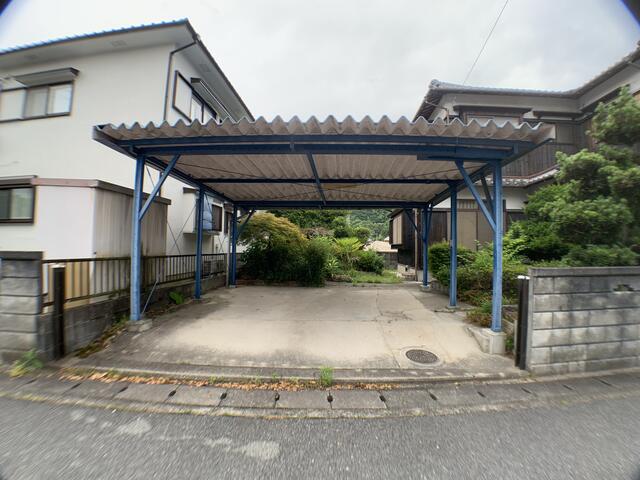 現地（外観）／駐車スペース並列２台　雨の日でもゆったりと車の出入りができま