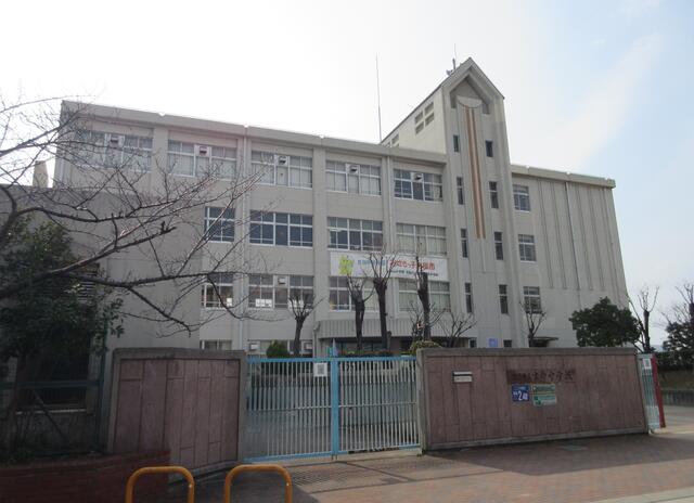 神戸市立吉田中学校 (718m)