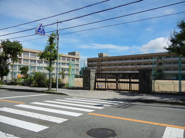 神戸市立有馬中学校 (918m)