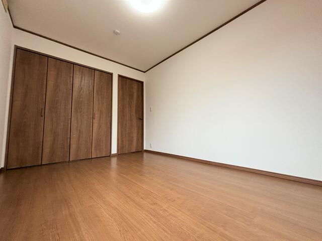 リビング以外の居室／２階約６帖洋室。フローリング・クロス張替え済みです。全居室に