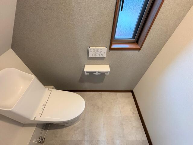 トイレ／トイレは温水洗浄便座に新品交換しました。クッションフロア・ク