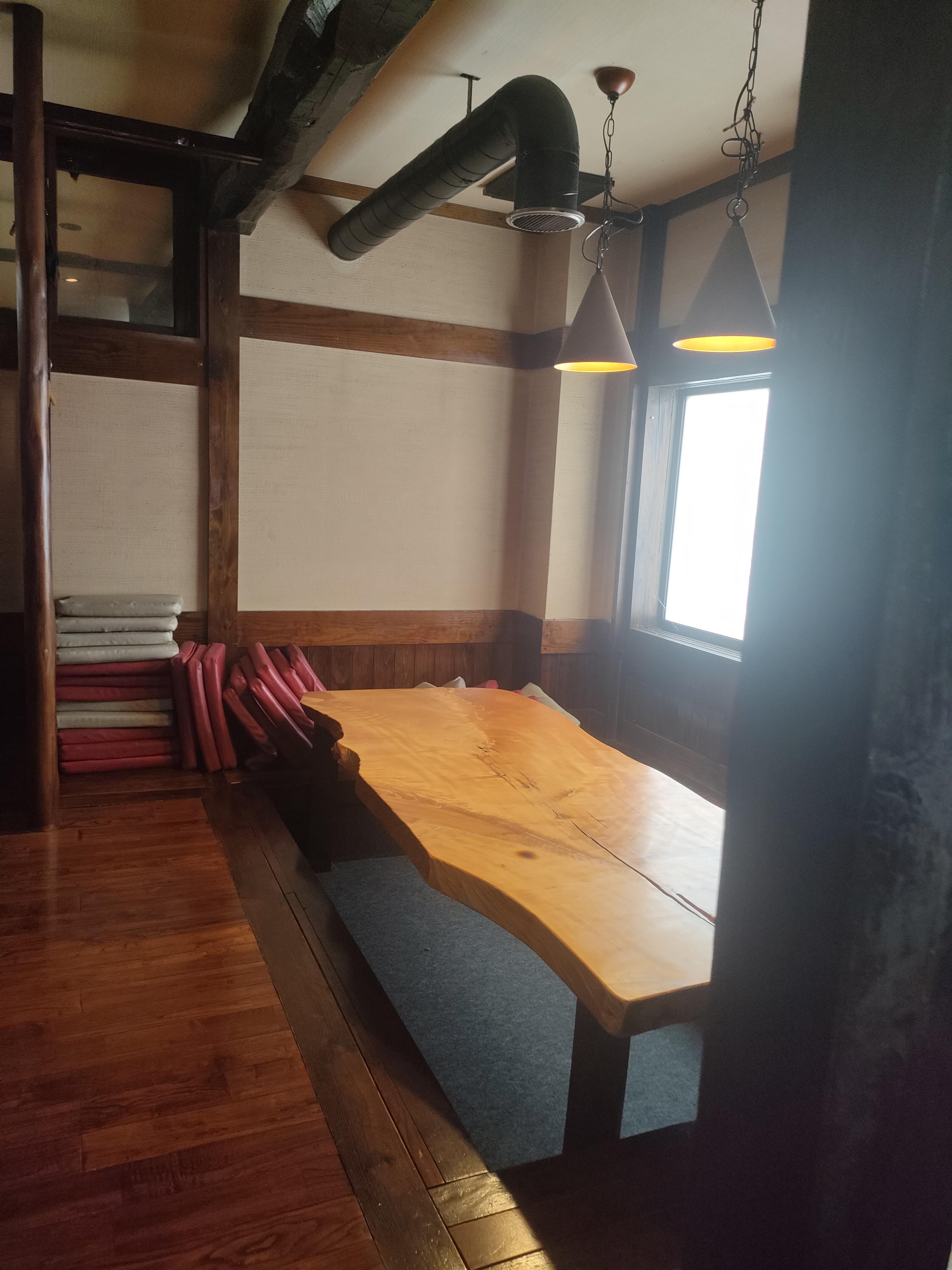 お店入ってすぐテーブル席