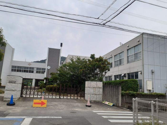 宇多津町立宇多津小学校 (600m)
