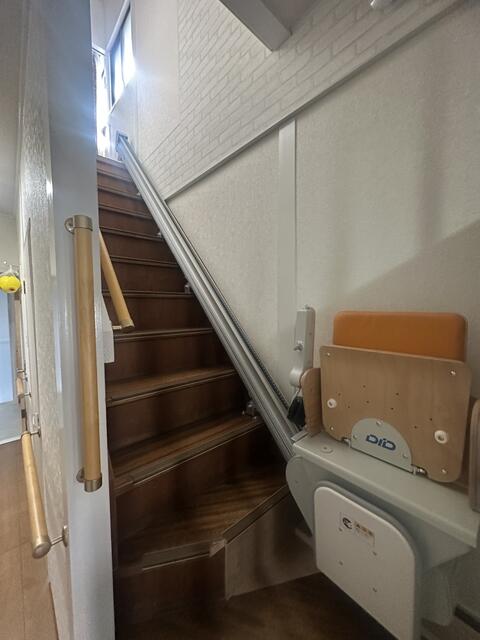 その他設備／２階へ椅子エレベーター付き