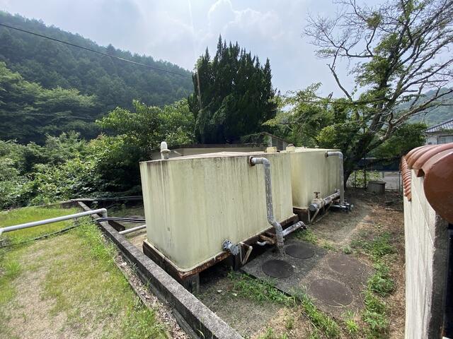 その他設備／敷地内の源泉温泉設備　ここが湯元！美人の湯を汲み上げています／撮影日2025-04-03