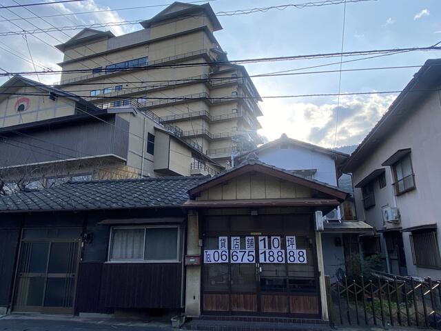 現地（外観）／奥にホテル琴参閣が見えます。