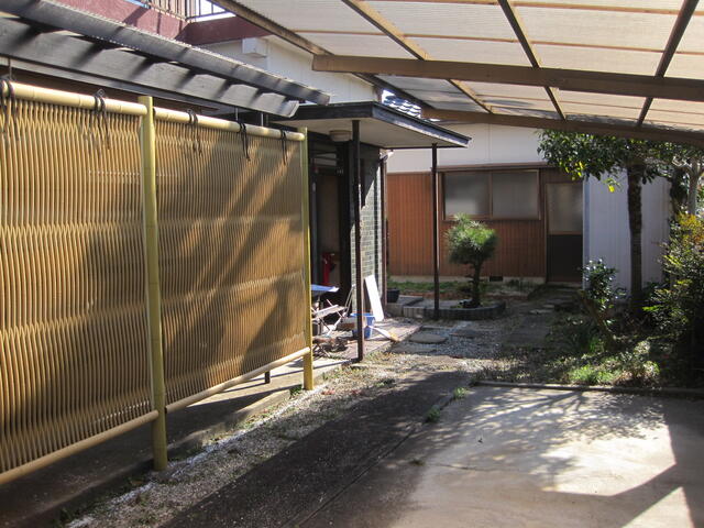 現地（駐車場）／花壇を除けると縦列で２台止められます