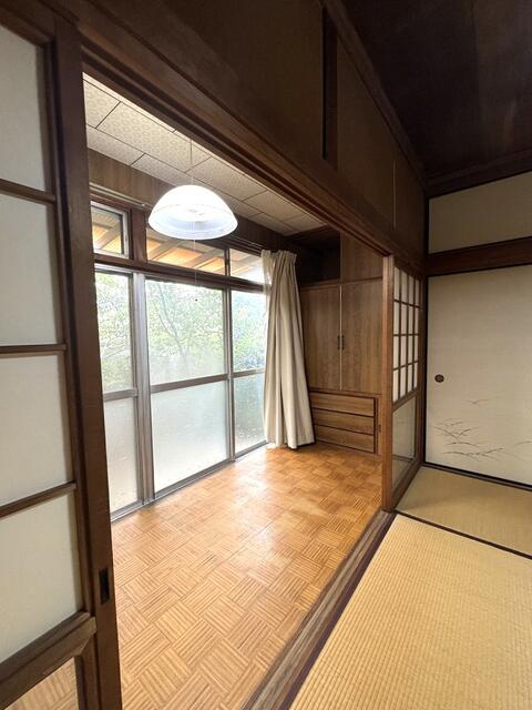 リビング以外の居室／広縁あり。