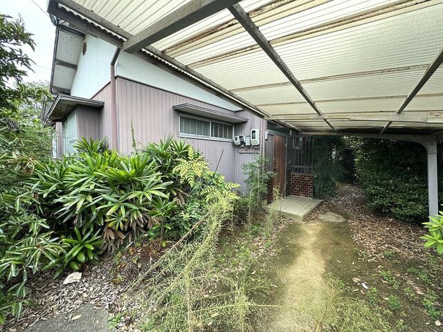 現地（駐車場）／塀を取り壊せば２台駐車可能です。