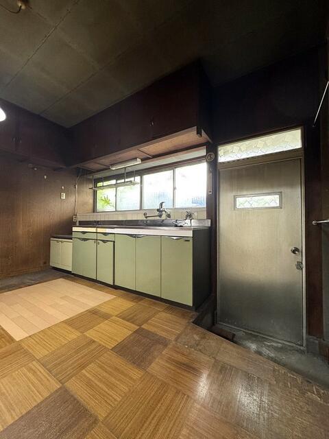 キッチン／キッチン横に勝手口あり。