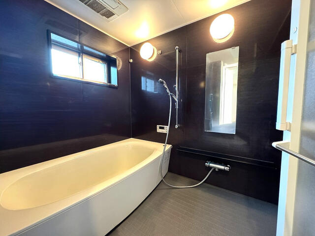 浴室／１６２０サイズ。窓あり。