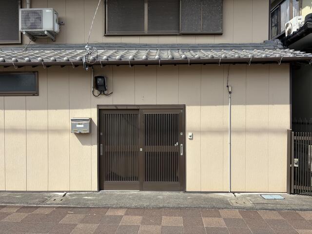 現地（外観）／玄関写真。アルミサッシにリフォームされてます。