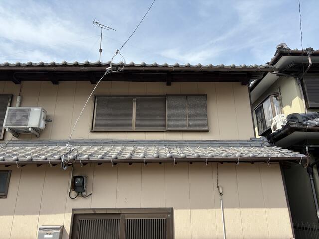 現地（外観）／瓦は和瓦。窓には雨戸付き。