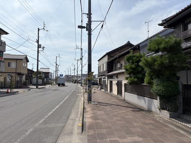 現地（外観）／前面道路のさぬき浜街道（県道）には広い歩道もありゆったりした