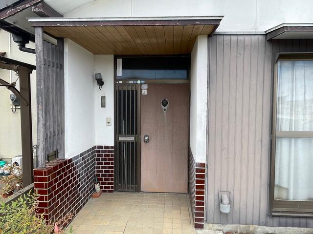 玄関／充分な奥行きの庇があるので雨風が直接あたりません