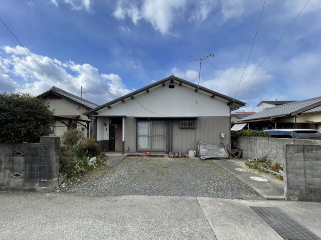 現地（外観）／両隣も平屋で開放的な敷地　車の出し入れもしやすいです