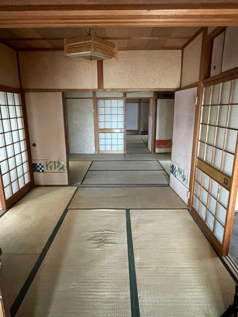 リビング以外の居室／リビングから奥の和室まで繋がってます　ドアで仕切ることで使い