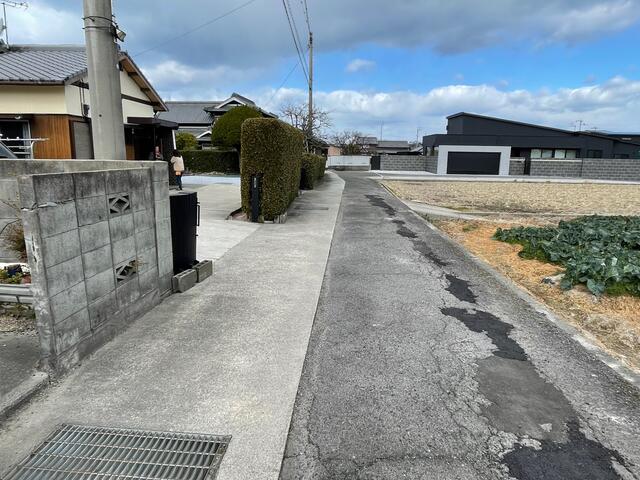前面道路　閑静な住宅街ですが商業エリアまで近いです