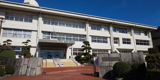 豊中中学校 (750m)