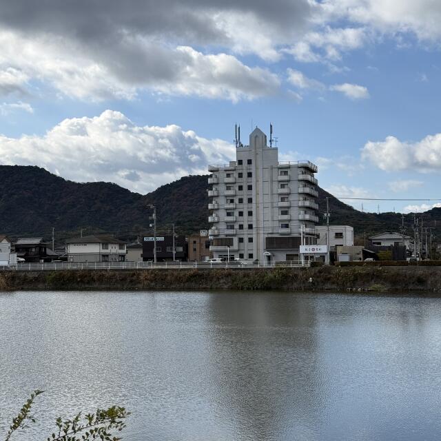 現地（外観）／高瀬川河口をまたいだ場所からの外観です。
