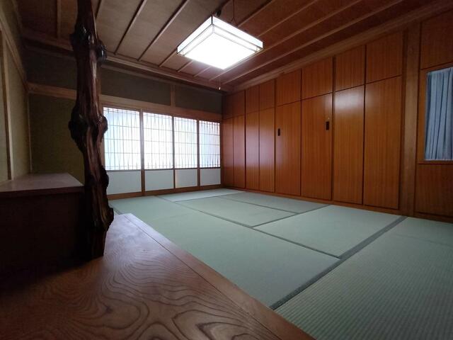 リビング以外の居室／２階和室　９畳