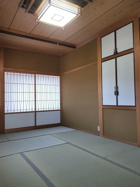 リビング以外の居室／２階和室　８畳