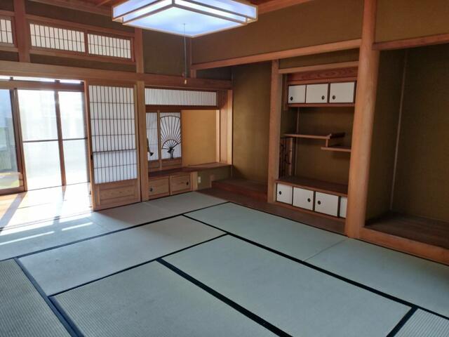 リビング以外の居室／１階和室１１畳　日当り良好な広縁があります