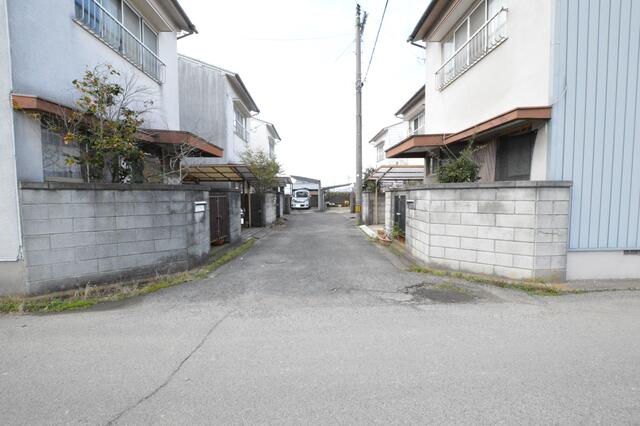 前面道路を東から撮影