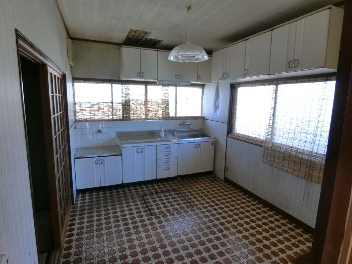 ６帖ＤＫ　雨漏れ跡あり