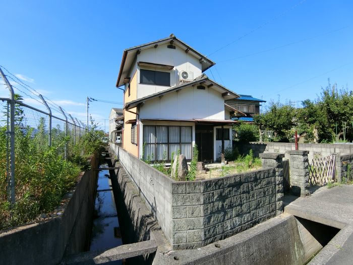 西側は水路になっています