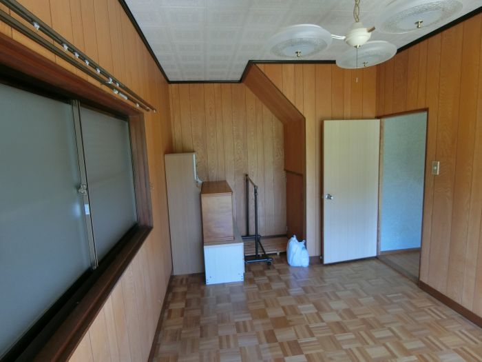 １階洋室には階段下収納付き