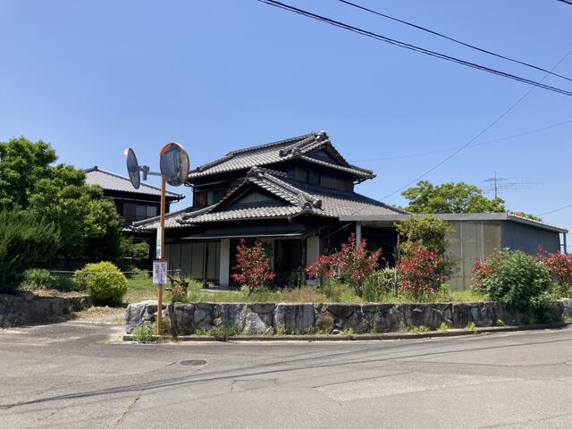 現地（外観）／２４０坪の広々とした庭付きです