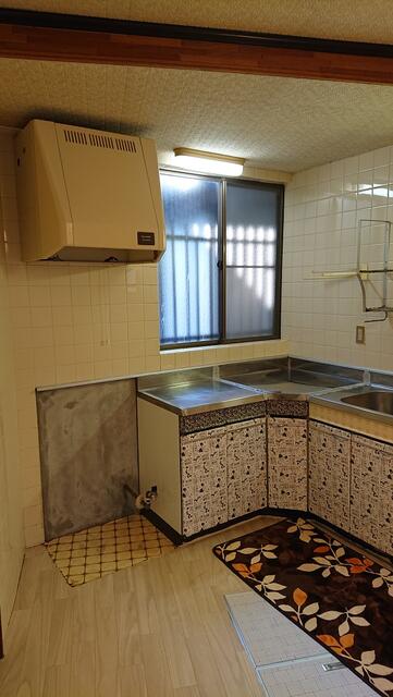 キッチン／現賃借人入居前（約６年前）の写真です。