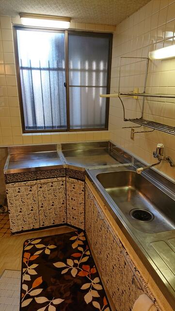 キッチン／現賃借人入居前（約６年前）の写真です。