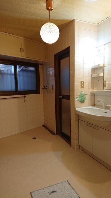 洗面台・洗面所／現賃借人入居前（約６年前）の写真です。