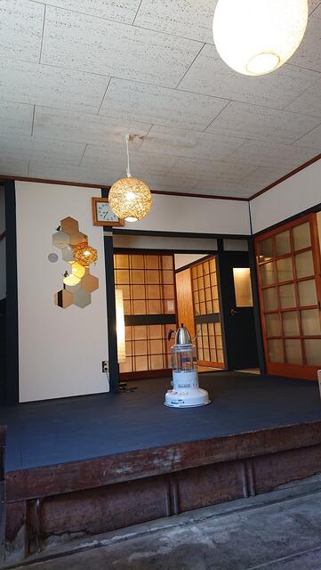 玄関／現賃借人入居前（約６年前）の写真です。