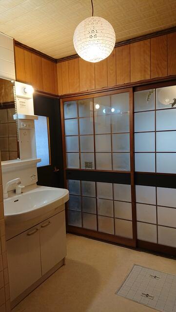 洗面台・洗面所／現賃借人入居前（約６年前）の写真です。