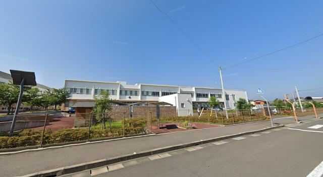 観音寺市立観音寺小学校 (490m)