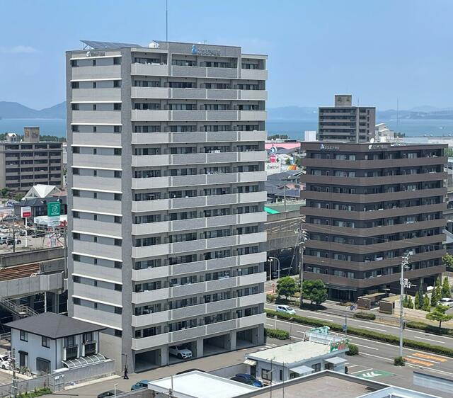 現地（外観）／白色タイルのオシャレなマンション♪