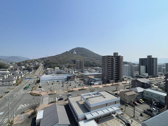 住戸からの眺望／リビング（南側）からの眺望です♪青ノ山の四季を楽しめます♪