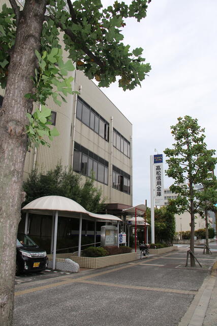 高松信用金庫丸亀城西支店 (686m)