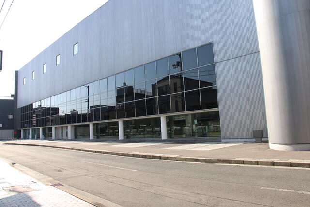 丸亀市立中央図書館 (221m)