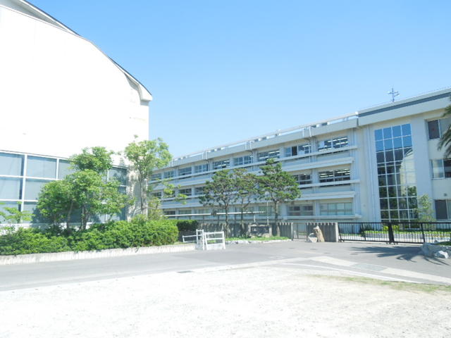 宇多津町立宇多津中学校 (2,081m)